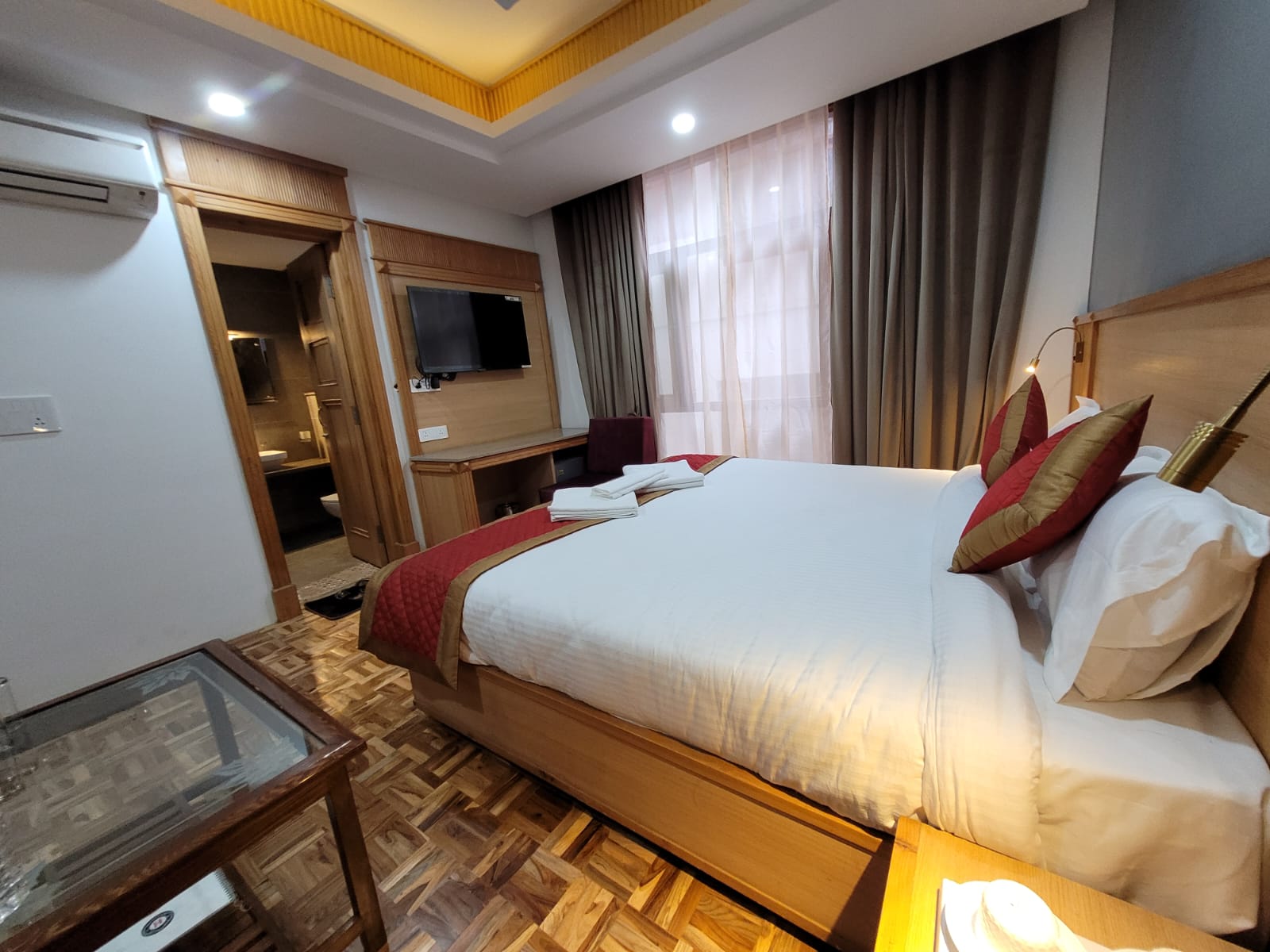 DELUXE ROOM